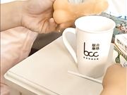 胸大性感的美女豆芽姐晚上喝醉酒误闯隔壁陌生男邻居家倒在床上睡着后被男趁机诱惑霸占身体啪啪!国语!