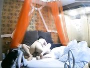 酒店偷拍性感苗条的大学美女洗澡时男友急的到厕所要操她,洗完后偷偷穿上睡衣不让操,扑倒床上扯掉内裤干!