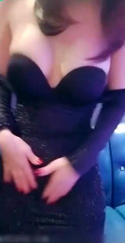 瞅着很眼熟的童颜大奶美眉撕破丝袜和粉丝炮友在KTV的沙发上啪啪-1