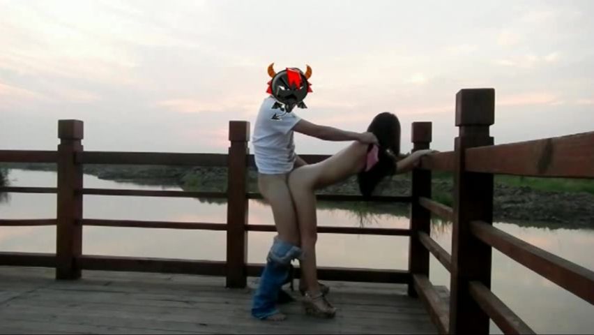 精品强推！湖边极品美艳少妇人间精灵旅游度假外拍露出野战，景点上操了又拿着鸡巴吃 吃了又操