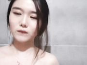 奶子非常漂亮的高颜值韩国美眉浴室自慰呻吟下面的毛毛浓密性感