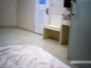 棋牌宾馆啪啪150元身材苗条小姐有点亏鸡巴没操过瘾就射了