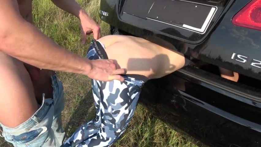 把小女友夹在后备箱里猛操