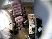 大学美女被男友哄到酒店后就要操她,妹子害羞不同意被男的抱到炮椅上硬干