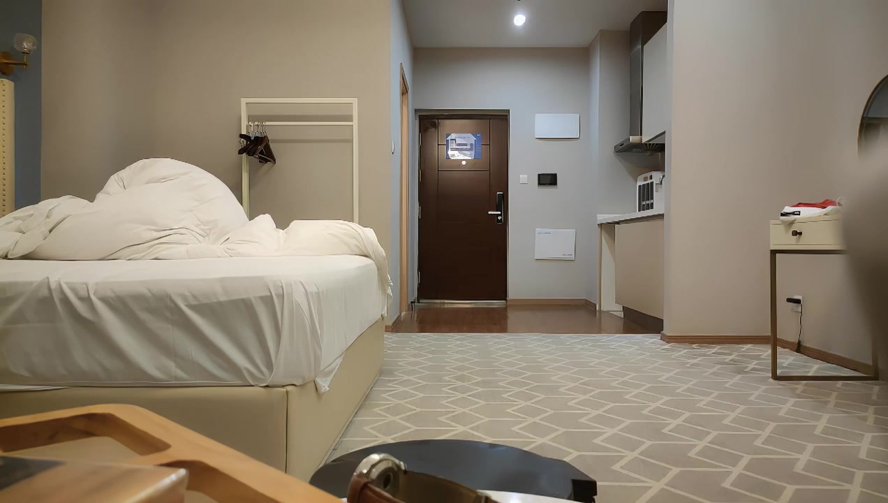 鸭哥寻欢深夜极品高端外围，齐逼牛仔短裤修长美腿，花臂纹身拨开内裤舔逼，翘屁股扣穴特写猛操屁股1080P高清