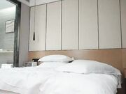 眼镜小哥网约马尾辫兼职外围美女，扒开衣服看看身材，穿上情趣装乳推舔屌，扶着腰后入猛顶，扛起双腿抽插 截取视频