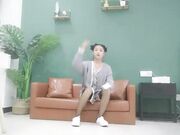 约极品00后萌妹子乖巧听话沙发尽享青春胴体