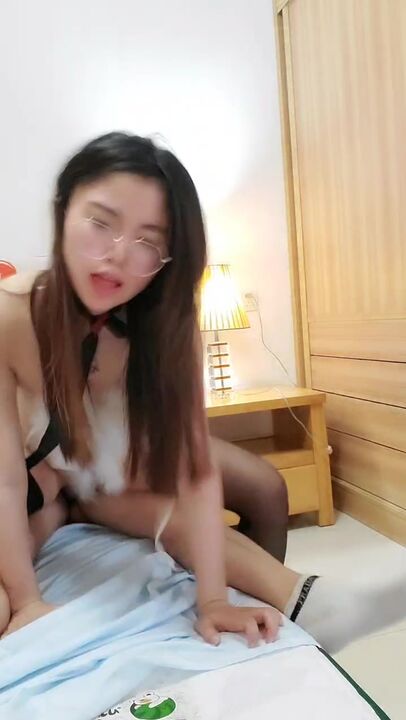 性奴母狗黑丝高跟跪地爬行溜着玩满身淫词荡语