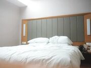 这对纯天然大胸很少见大屌爆操小骚逼脱套02