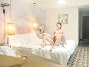 约操短裙马尾外围跪地按着头插嘴站立后入骑乘