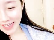 素颜美女首次和炮友操逼特写舔屌主动骑乘