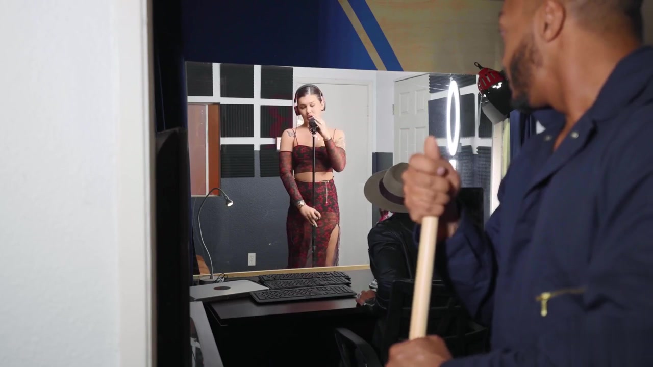 精彩妩媚人妖黛西·泰勒女歌星给和猛男粉丝啪啪