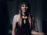 人妖跪地主动深喉吃鸡巴站立后入扭动屁股迎合