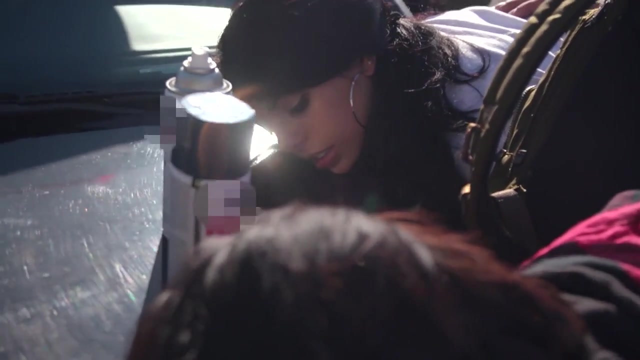 911警察半路抓俩个小太妹车开到野外开操