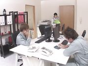 两个家伙得到亚洲女孩口交和他妈的津名木村-1