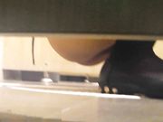 牛人潜入商场女厕侧拍近距离几个年轻美眉的逼逼嘘嘘