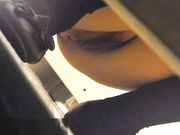 牛人潜入商场女厕侧拍近距离几个年轻美眉的逼逼嘘嘘