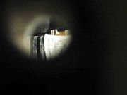 牛人潜入商场女厕侧拍近距离几个年轻美眉的逼逼嘘嘘