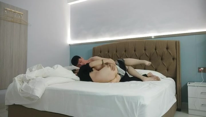 少妇喝喝酒调调情骚起来骑在身上搞少妇