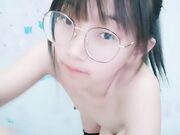 眼镜妹子给年轻小哥哥打飞机口交02