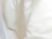 酒店里白嫩肌肤的妹子美腿抬起来无毛粉嫩02