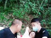 户外小少妇露脸跟两个大哥户外激情啪啪玩逼