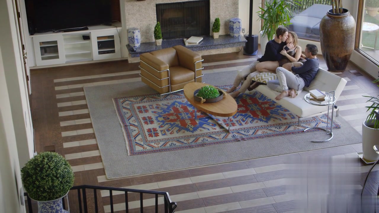 高颜值气质冷艳妹子享受了一场尖叫连连快感满足的疯狂性爱，两个猛男前后夹击你插我入争相抽送太销魂了