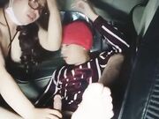 眼镜姐晚上勾搭网约车司机头套红内裤车震