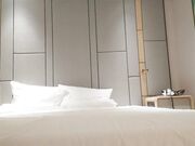 激情4P两根屌轮流舔操的受不了带上脚铐SM