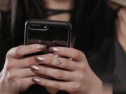 努鲁按摩 凡妮莎 斯凯在陌生人家醒来后 她的阴部被砸碎 脸也被打肿了