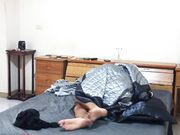 猴急男趁爸妈不在把苗条小女友带到家中打情骂俏由浅入深扒光直奔主题全程露脸