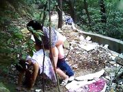 小树林野战系列连衣裙小姐在这么恶劣的环境下居然玩了几个经典的招式