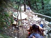 小树林野战系列连衣裙小姐在这么恶劣的环境下居然玩了几个经典的招式