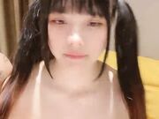 清纯校花小萝莉抖动奶子跪地翘臀无毛小穴