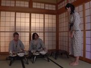 我在出差的时候在温泉里不可能同住一个房间 我被有钱的老人强迫射到早上1