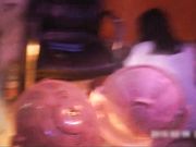 美容店外面看上个漂亮大胸美女等了一会才轮到,果然好货色胸大咪咪头小,逼逼丰满毛又少