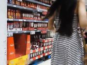 迪卡侬门事件女主角又玩出新高度真空逛超市商场随机拿各种货品自慰