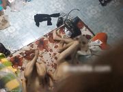 冒险俯视偷拍凌乱出租房年轻小情侣激情啪啪啪体位变换多肏的速度快很猛