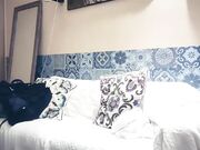 华北赵总深夜小天妹子在沙发上操舌吻舔奶摸逼