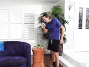 老牛吃嫩草性欲超强的猛男粗大几把插入骚女嘴里深喉到喉咙在疯狂啪啪操到口暴