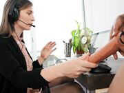 职业装客服原来是人妖骚女郎桌底下吃JJ假肉棒下面操妖菊花很刺激