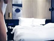 牛仔裤小姐姐奶子挺翘硕大上手爱抚舔吸啪啪