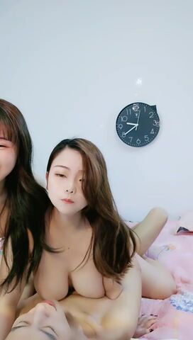 饥渴的少妇露脸镜头前漏奶摸逼诱惑狼友 看着好姐妹被爆草蹂躏2