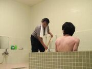 当我向一个美丽成熟的清洁女工展示勃起时 她当场兴奋2