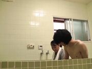 当我向一个美丽成熟的清洁女工展示勃起时 她当场兴奋2