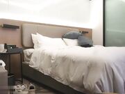 牛仔裤妹子穿上黑丝掰穴舔逼口交站立后入呻吟