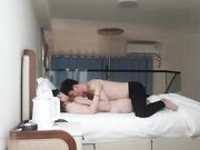 爱情故事网聊良家少妇撩起衣服吸吮奶子爆操