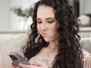 让我把你那家伙的所有精液清理干净莉兹 乔丹引诱继父