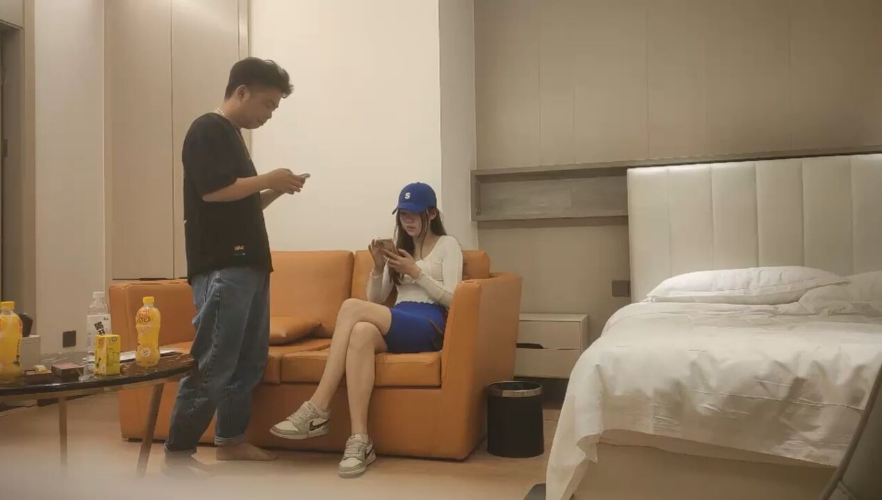 大长腿外围20岁艺术系学生主动口交上位骑乘