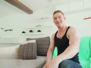 光着屁股跳到沙发上约操男友大鸡巴后入